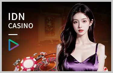Trận đấu quần vợt chuyên nghiệp với người chơi đang giao bóng trên sân đất nện